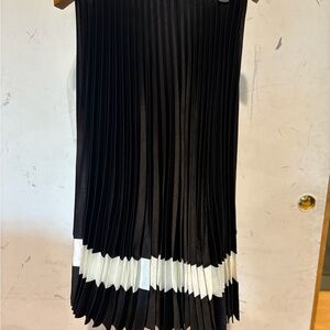 Women’s black and white pleated skirt